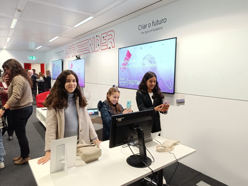 Imagem-WhatsApp-2025-02-25-as-14.57.35_06aa8f92-1024x768 Alunas do 6.º ano do AECL participaram na final do concurso Skills Upload Jr da Vodafone