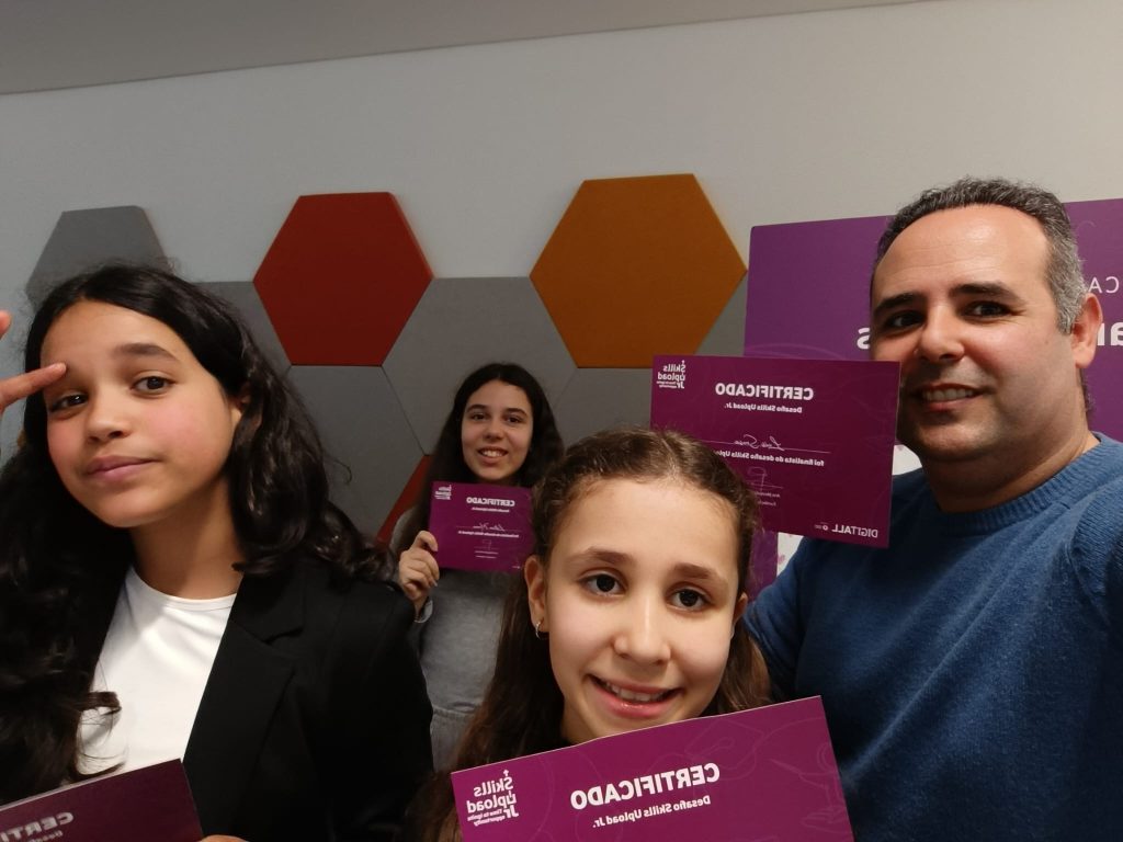 Imagem-WhatsApp-2025-02-25-as-14.57.57_88cde45f-1024x768 Alunas do 6.º ano do AECL participaram na final do concurso Skills Upload Jr da Vodafone