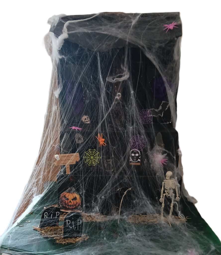 1000018564-888x1024 Casas Assombradas - 5.º Ano (ET e Inglês)