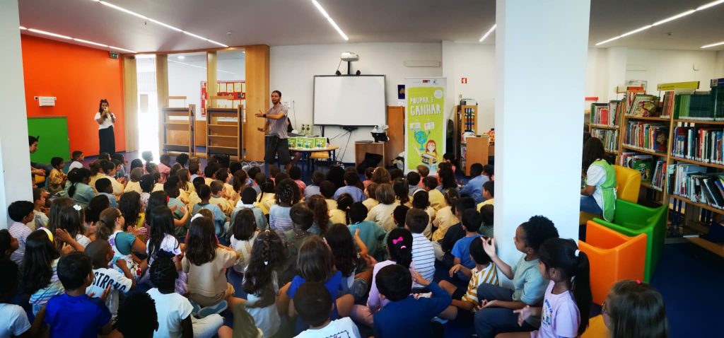 IMG-20251005-WA0002-1024x478 Poupar é Ganhar (EB1/JI Aprígio Gomes e EB1/JI da Mina)