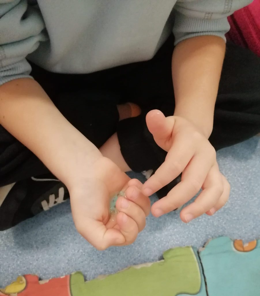 IMG-20251005-WA0018-902x1024 Atividades sensoriais (sala verde - JI da Mina)