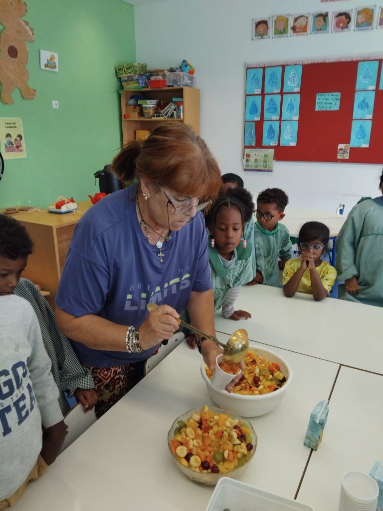 IMG-20251016-WA0017-768x1024 Salada de Fruta (sala verde - EB1/JI Aprígio Gomes)