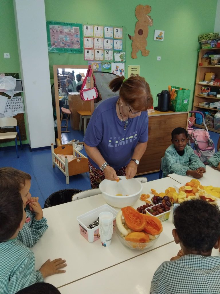 IMG-20251016-WA0018-768x1024 Salada de Fruta (sala verde - EB1/JI Aprígio Gomes)