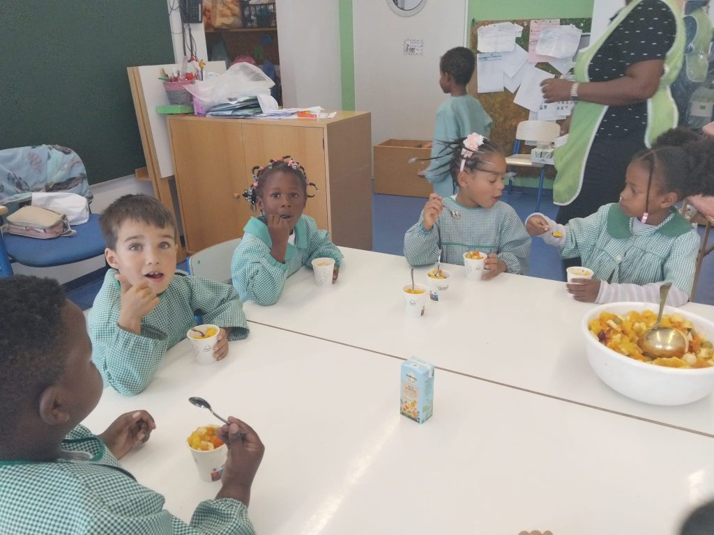 IMG-20251016-WA0024-1024x768 Salada de Fruta (sala verde - EB1/JI Aprígio Gomes)