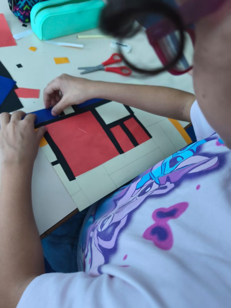 IMG-20251022-WA0077-768x1024 🎨 Mãos à obra com Piet Mondrian! (4ºC)