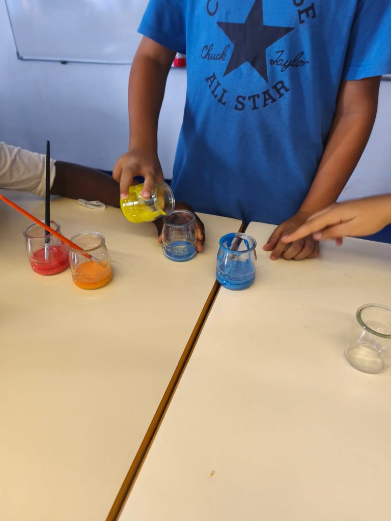 IMG-20251022-WA0081-768x1024 🎨 Mãos à obra com Piet Mondrian! (4ºC)