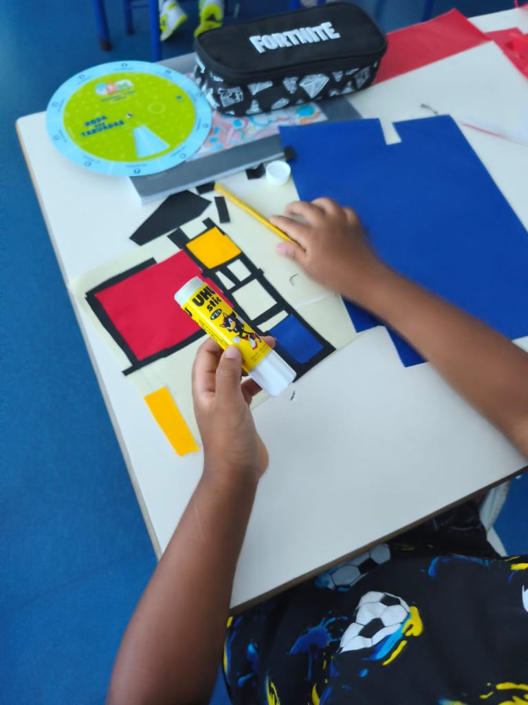 IMG-20251022-WA0082-768x1024 🎨 Mãos à obra com Piet Mondrian! (4ºC)