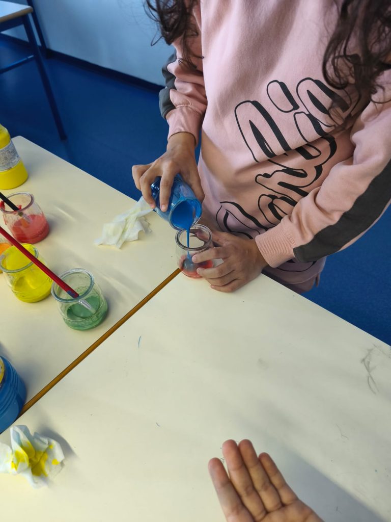 IMG-20251022-WA0085-768x1024 🎨 Mãos à obra com Piet Mondrian! (4ºC)