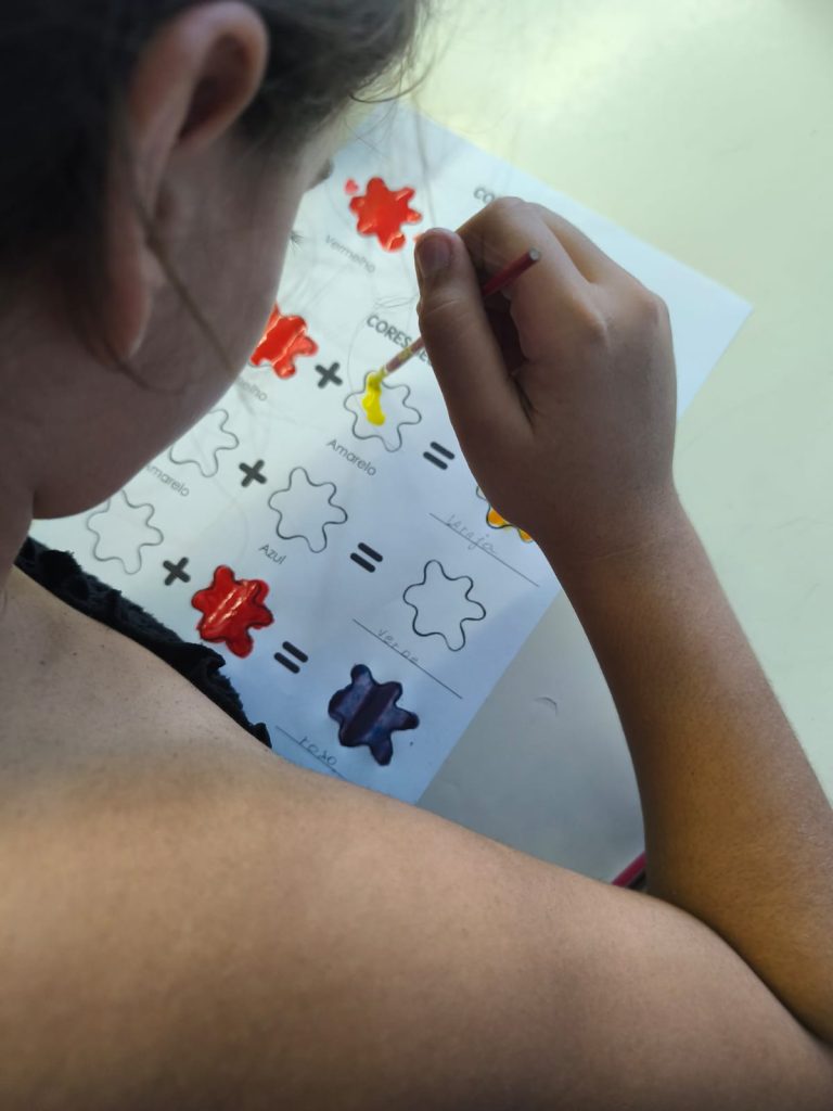 IMG-20251022-WA0087-768x1024 🎨 Mãos à obra com Piet Mondrian! (4ºC)