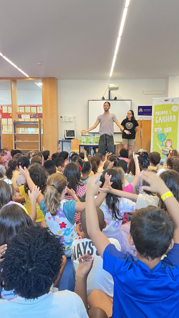 Imagem-WhatsApp-2025-10-01-as-09.44.49_c6497edb-576x1024 Poupar é Ganhar (EB1/JI Aprígio Gomes e EB1/JI da Mina)