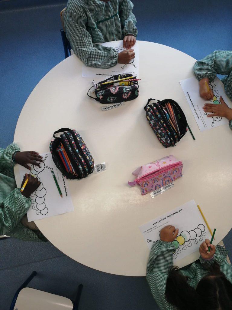 Imagem-WhatsApp-2025-10-19-as-15.39.20_1ffe1821-768x1024 "A lagartinha muito comilona" (sala verde - JI da Mina)