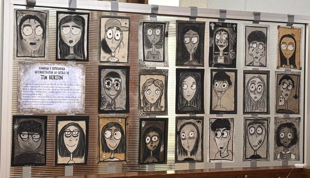 106b59fd-818b-4d39-a7b2-b69d5b2e46d1-1024x588 “Sombras e Expressões: Autorretratos ao Estilo de Tim Burton” 