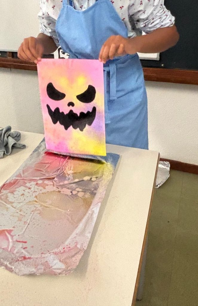 2-aguarela-c-marcador-feltro-663x1024 “Silhuetas Assombradas: Quando as Cores Ganham Vida” - 5.ºC, 5.ºD, 5.ºE, 5.ºF, 5.ºG e 6.ºC