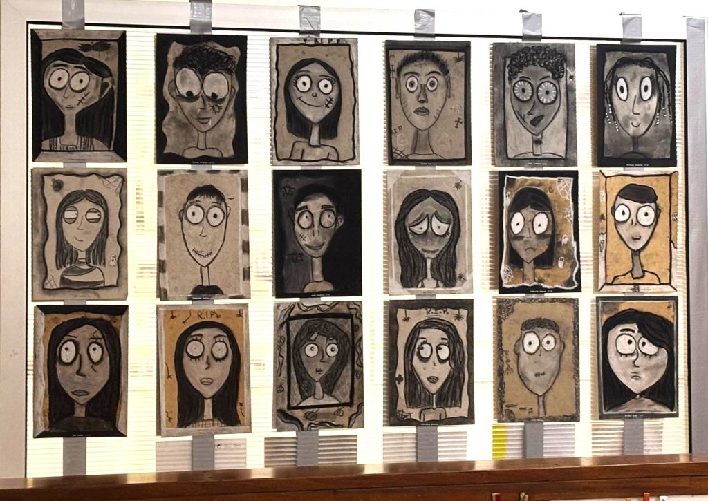 41b583db-eac3-447a-944f-9e4306279d02-1024x725 “Sombras e Expressões: Autorretratos ao Estilo de Tim Burton” 