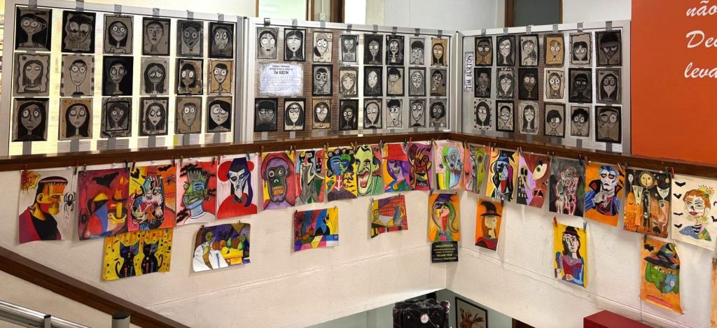 49e4c80b-5e12-4fdf-a204-653d7ba718c7-1024x469 “Sombras e Expressões: Autorretratos ao Estilo de Tim Burton” 