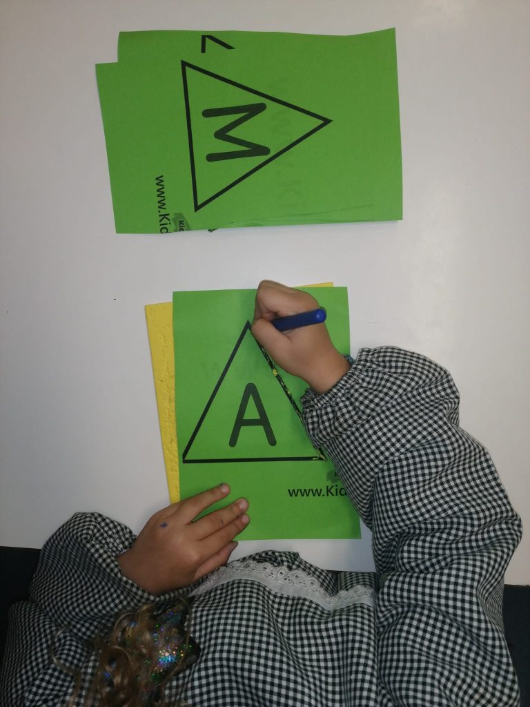 Imagem-WhatsApp-2025-11-16-as-20.10.03_0a5e22f9-768x1024 A aprender somos felizes (sala verde – JI da Mina)