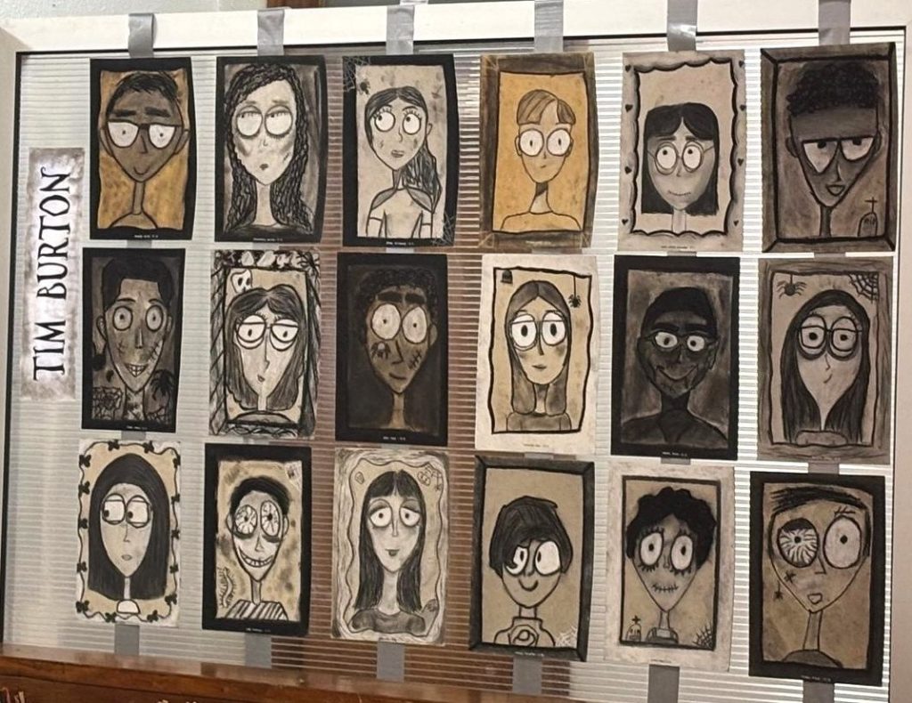 f54e7d04-c280-45bb-af6a-22d049081ac9-1024x790 “Sombras e Expressões: Autorretratos ao Estilo de Tim Burton” 