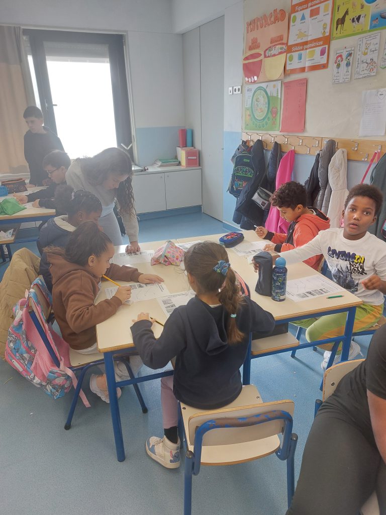 20251126_111012-768x1024 Grupos Interativos – Tradições e Costumes de Portugal