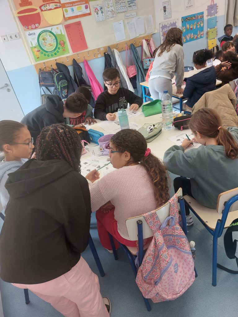 20251126_111025-768x1024 Grupos Interativos – Tradições e Costumes de Portugal