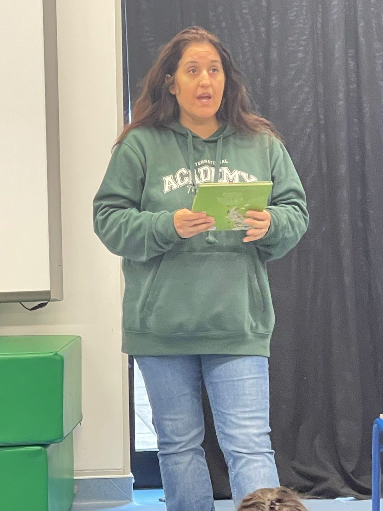 IMG-20251203-WA0157-768x1024 Visita da autora Rita Correia à EB1/JI da Mina