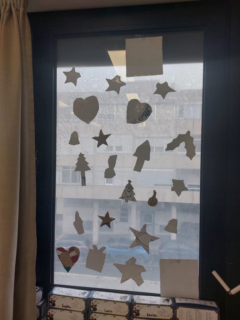 WhatsApp-Image-2025-12-10-at-16.10.42-2-768x1024 Decoração de Janelas - EB1 JI da Mina