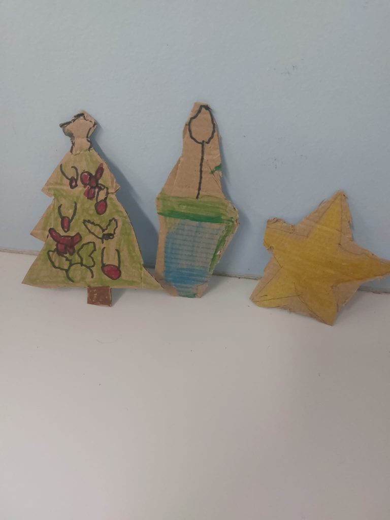 WhatsApp-Image-2025-12-10-at-16.10.44-2-768x1024 Decoração de Janelas - EB1 JI da Mina