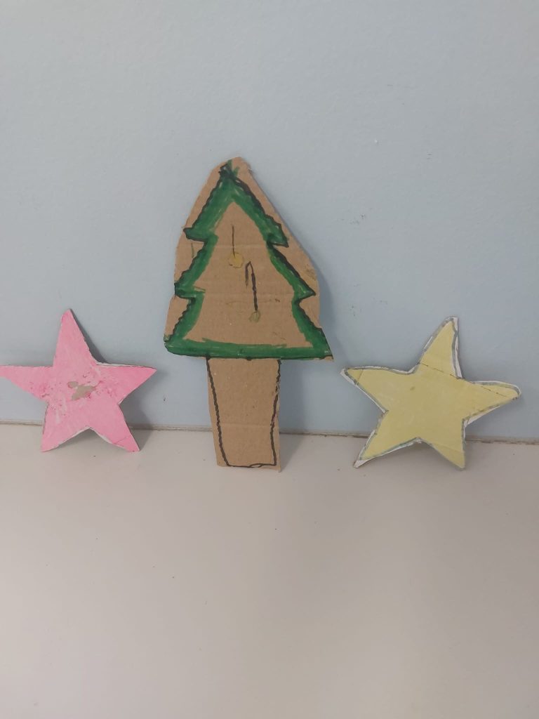 WhatsApp-Image-2025-12-10-at-16.10.47-1-768x1024 Decoração de Janelas - EB1 JI da Mina