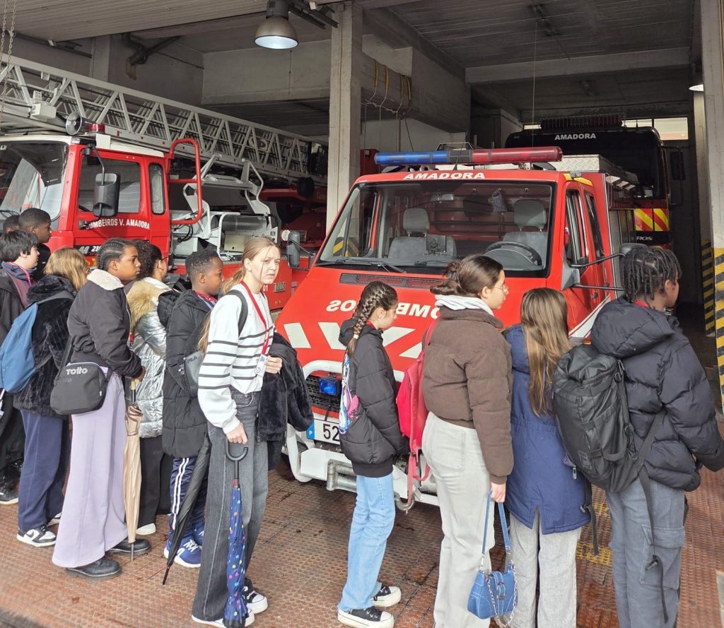 WhatsApp-Image-2026-01-27-at-19.20.26-3-1024x889 Visita de estudo ao quartel dos Bombeiros Voluntários da Amadora - 6.º B