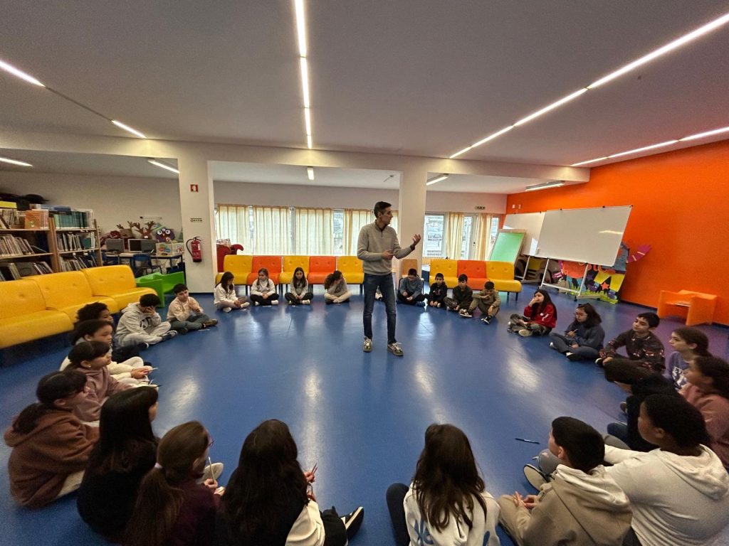 WhatsApp-Image-2026-02-18-at-19.38.34-1-1024x768 📚 Sessão de Grupo de Competências Sociais reúne alunos e famílias na biblioteca escolar