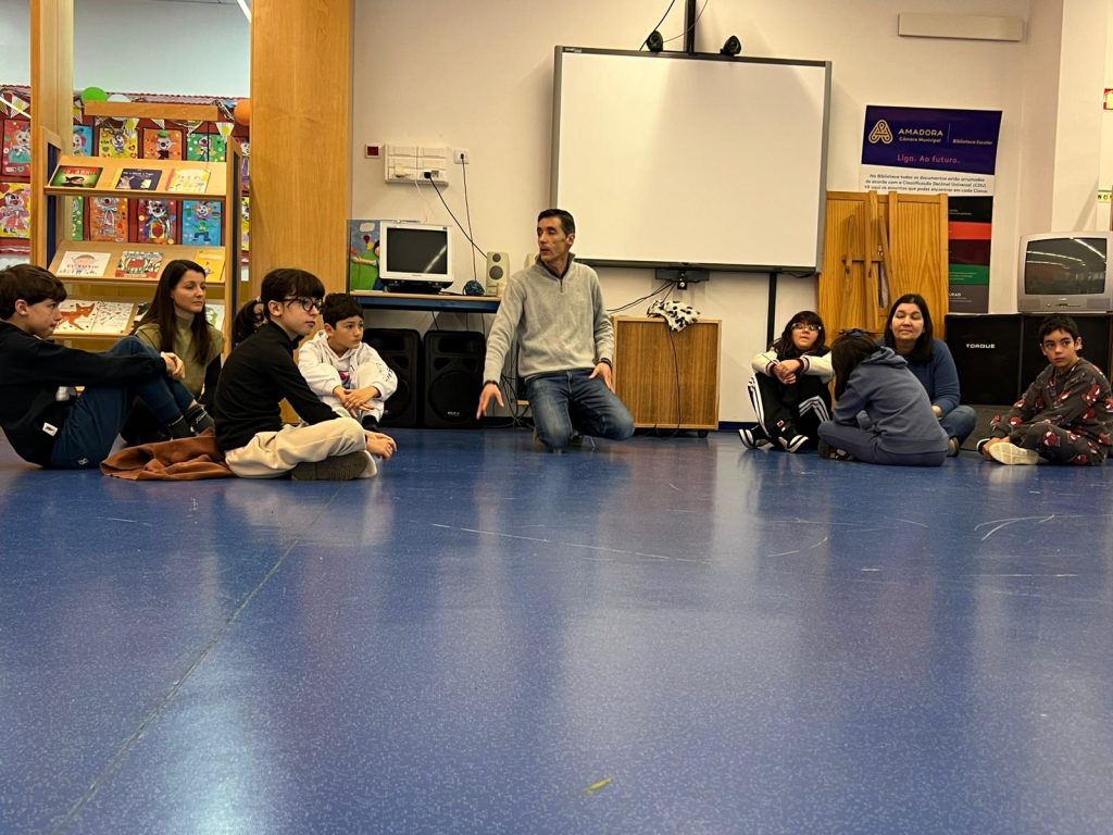 WhatsApp-Image-2026-02-18-at-19.38.34-2-1024x768 📚 Sessão de Grupo de Competências Sociais reúne alunos e famílias na biblioteca escolar