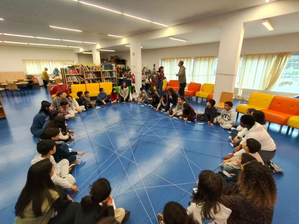 WhatsApp-Image-2026-02-18-at-19.38.34-3-1024x768 📚 Sessão de Grupo de Competências Sociais reúne alunos e famílias na biblioteca escolar