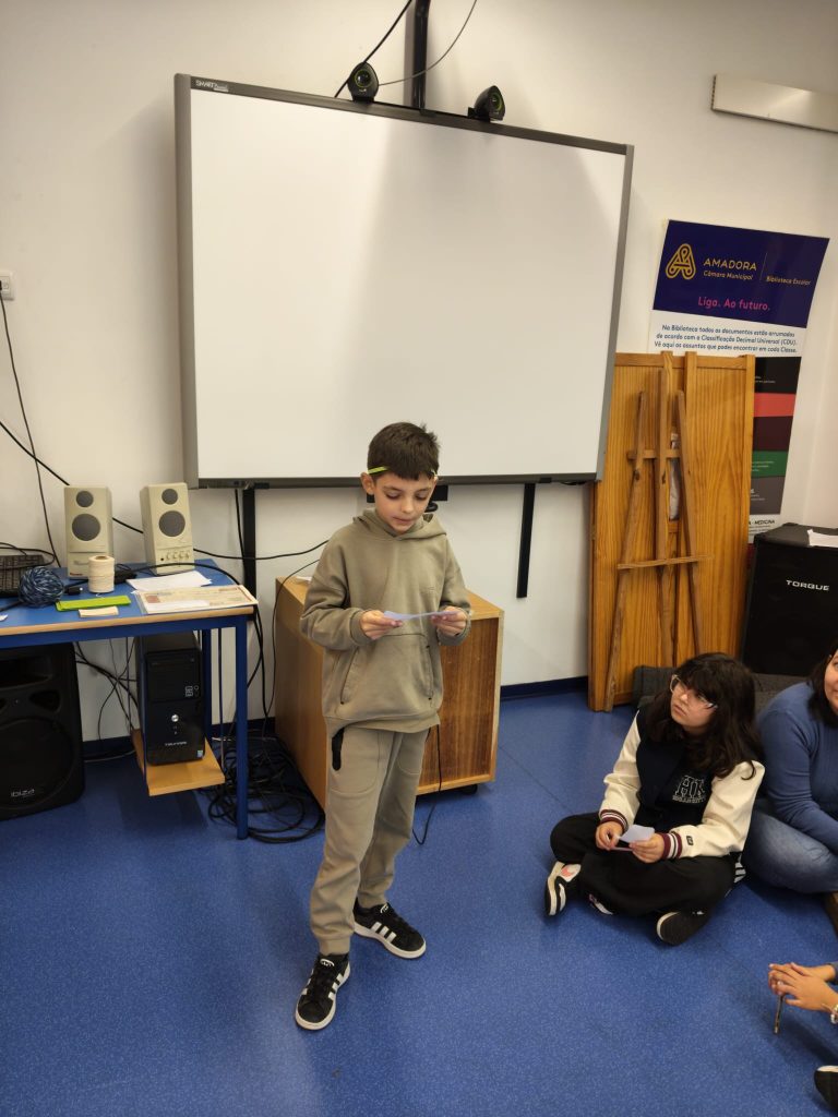 WhatsApp-Image-2026-02-18-at-19.38.34-4-768x1024 📚 Sessão de Grupo de Competências Sociais reúne alunos e famílias na biblioteca escolar