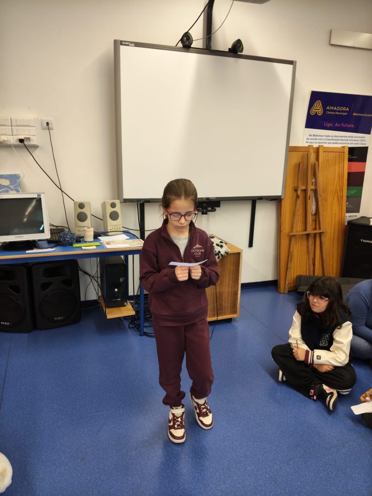 WhatsApp-Image-2026-02-18-at-19.38.35-2-768x1024 📚 Sessão de Grupo de Competências Sociais reúne alunos e famílias na biblioteca escolar