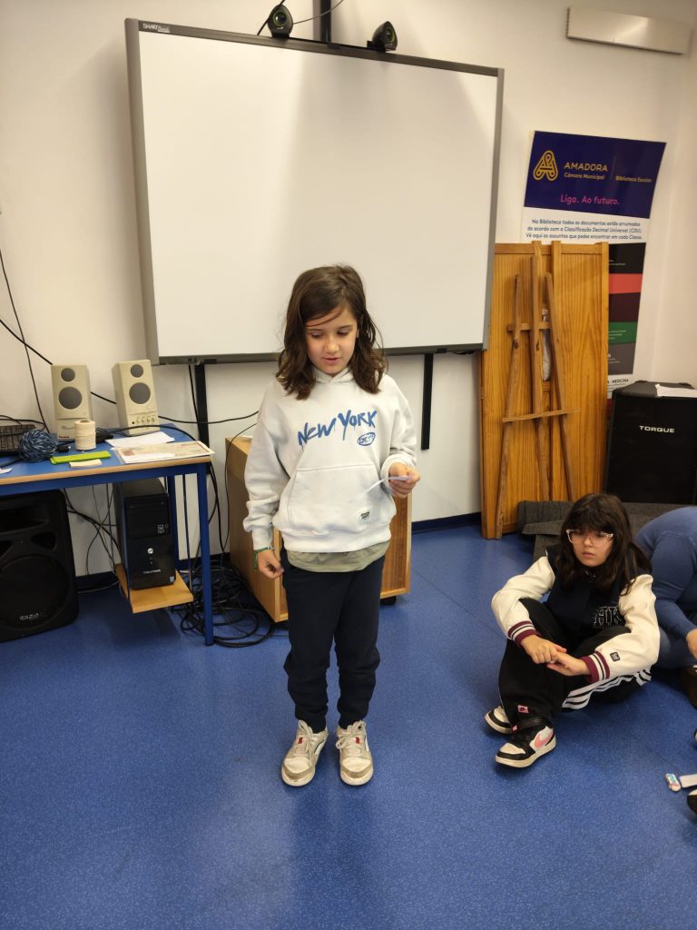 WhatsApp-Image-2026-02-18-at-19.38.35-3-768x1024 📚 Sessão de Grupo de Competências Sociais reúne alunos e famílias na biblioteca escolar