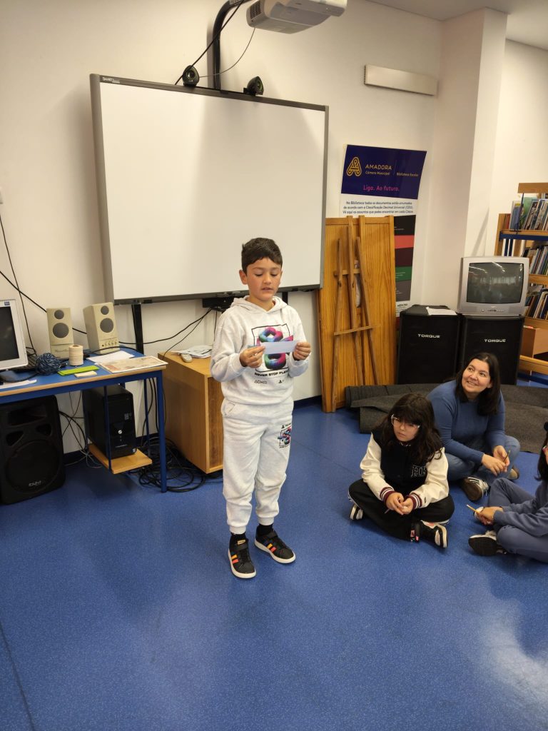 WhatsApp-Image-2026-02-18-at-19.38.35-4-768x1024 📚 Sessão de Grupo de Competências Sociais reúne alunos e famílias na biblioteca escolar