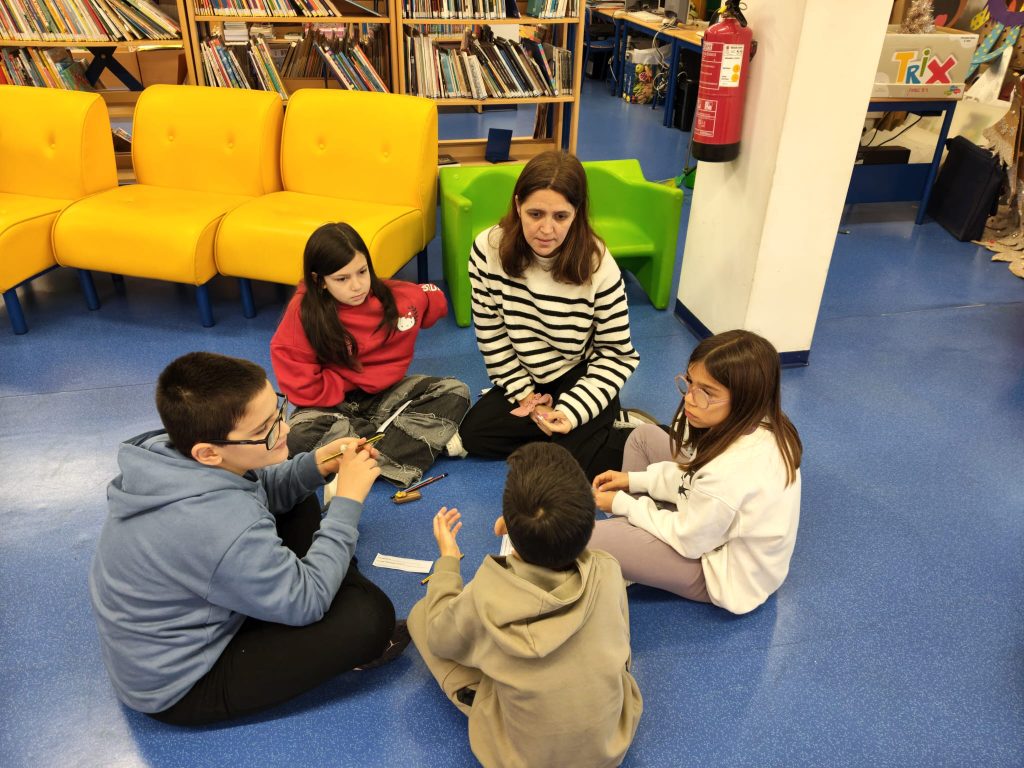 WhatsApp-Image-2026-02-18-at-19.38.36-1-1024x768 📚 Sessão de Grupo de Competências Sociais reúne alunos e famílias na biblioteca escolar