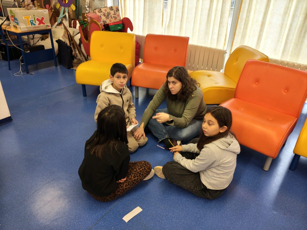 WhatsApp-Image-2026-02-18-at-19.38.36-1024x768 📚 Sessão de Grupo de Competências Sociais reúne alunos e famílias na biblioteca escolar