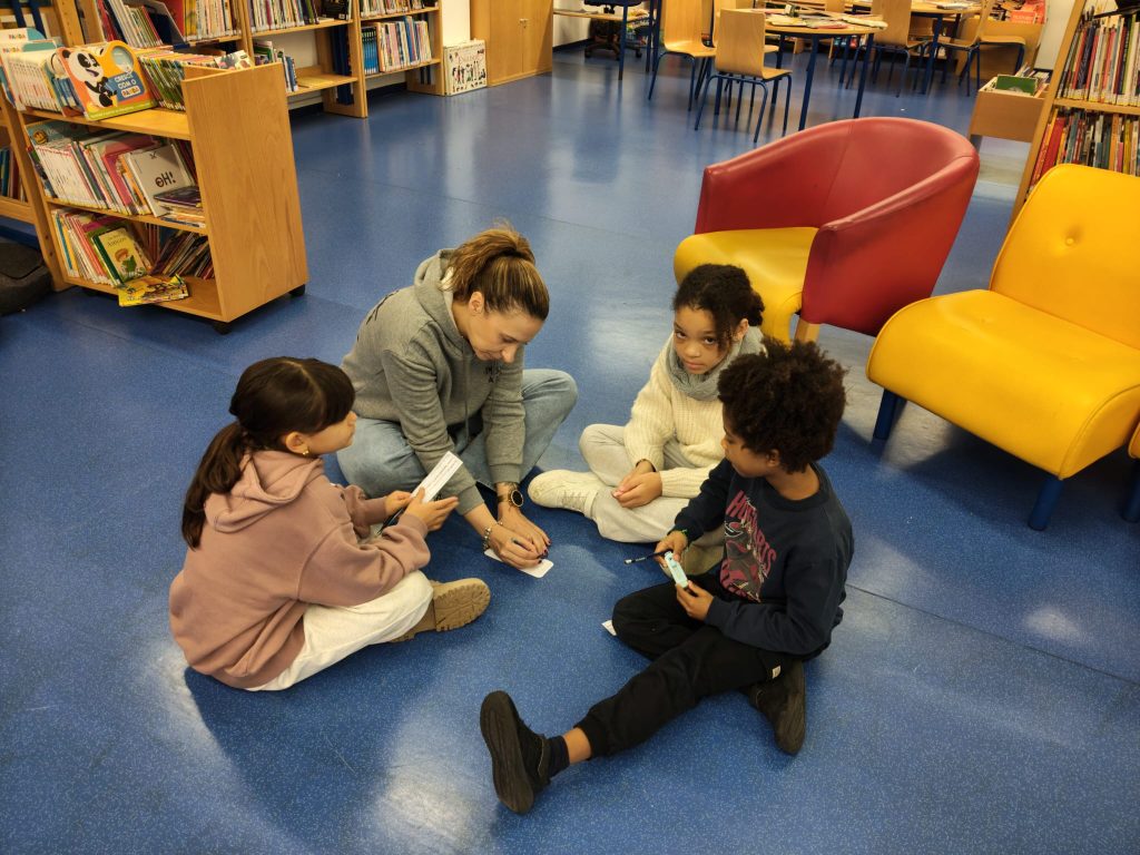 WhatsApp-Image-2026-02-18-at-19.38.36-2-1024x768 📚 Sessão de Grupo de Competências Sociais reúne alunos e famílias na biblioteca escolar