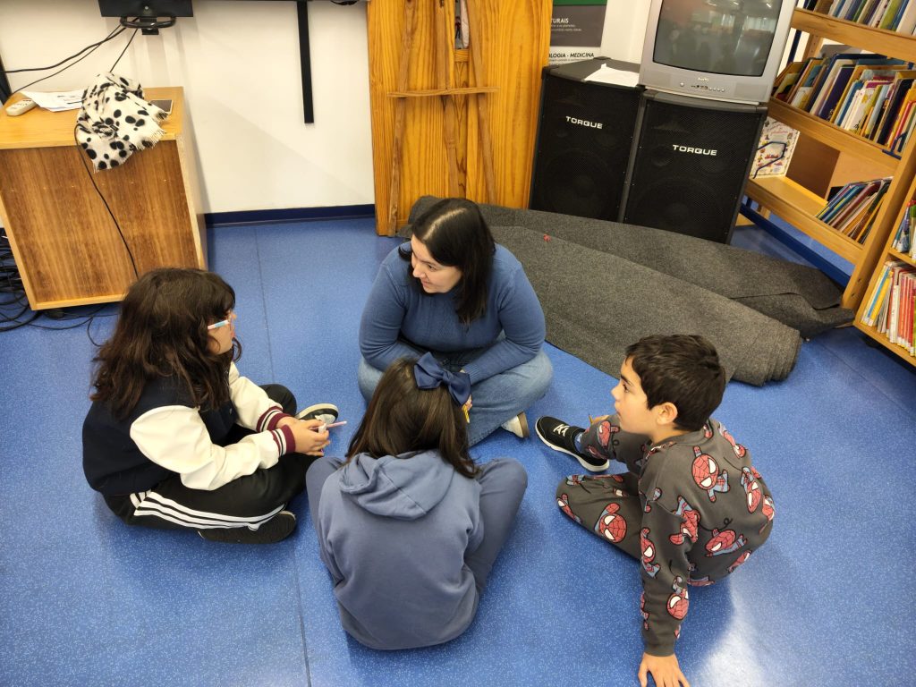 WhatsApp-Image-2026-02-18-at-19.38.36-3-1024x768 📚 Sessão de Grupo de Competências Sociais reúne alunos e famílias na biblioteca escolar