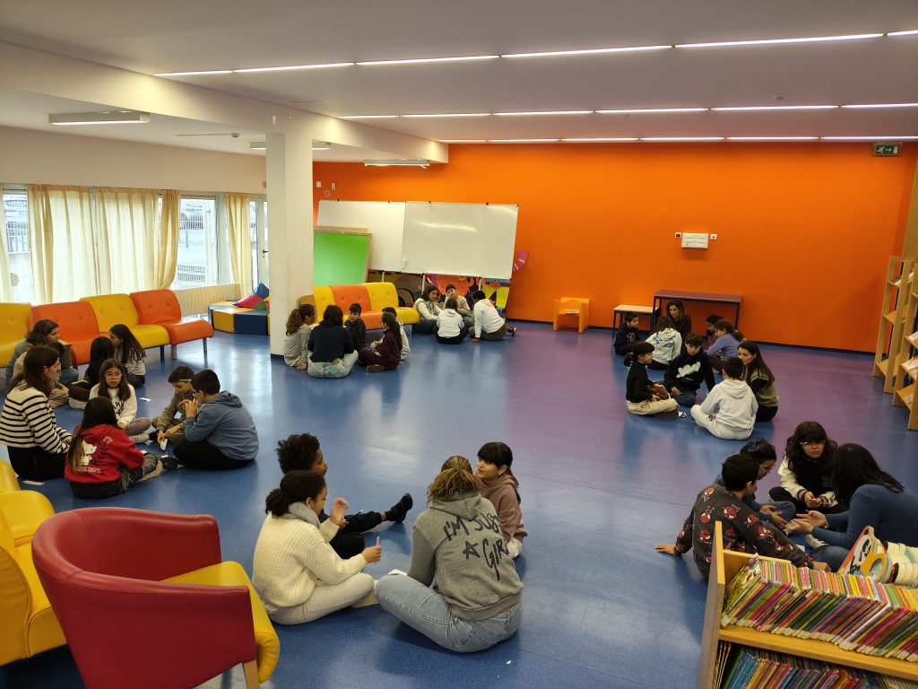 WhatsApp-Image-2026-02-18-at-19.38.36-4-1024x768 📚 Sessão de Grupo de Competências Sociais reúne alunos e famílias na biblioteca escolar