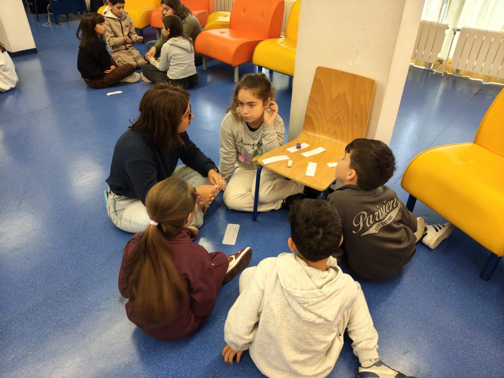 WhatsApp-Image-2026-02-18-at-19.38.36-5-1024x768 📚 Sessão de Grupo de Competências Sociais reúne alunos e famílias na biblioteca escolar