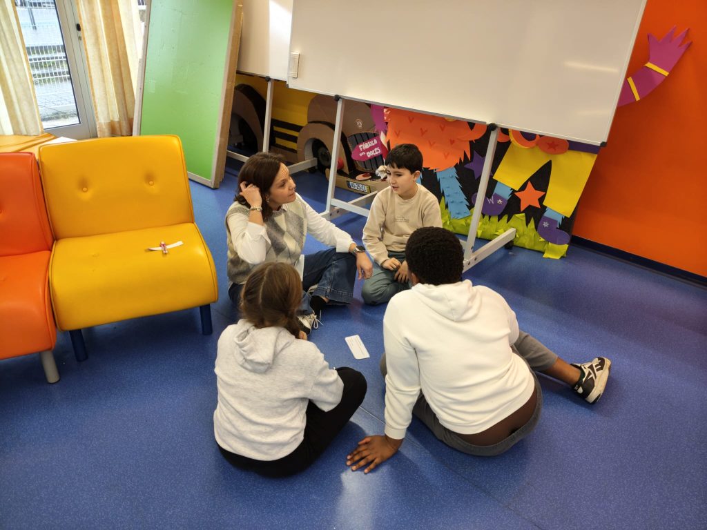 WhatsApp-Image-2026-02-18-at-19.38.37-1024x768 📚 Sessão de Grupo de Competências Sociais reúne alunos e famílias na biblioteca escolar