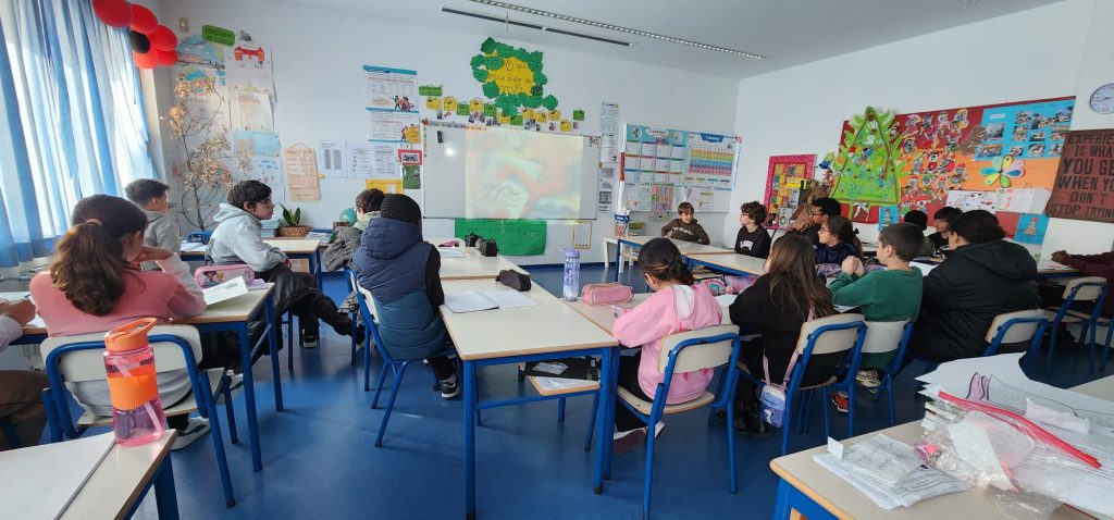 WhatsApp-Image-2026-03-03-at-14.14.44-1-1024x478 Um Beijo que Uniu Escolas! 📖✨(4ºG)