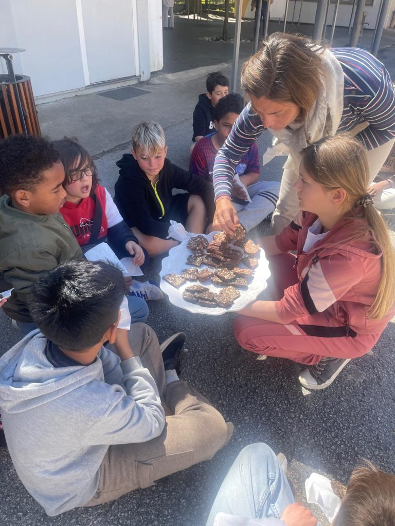 WhatsApp-Image-2026-03-30-at-19.37.35-10-768x1024 Projeto Padrinhos e Afilhados - 5.º Anos