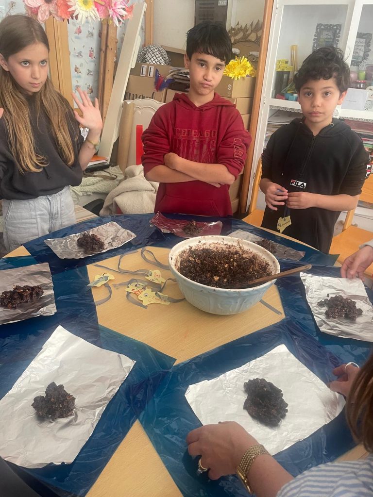 WhatsApp-Image-2026-03-30-at-19.37.35-25-768x1024 Projeto Padrinhos e Afilhados - 5.º Anos