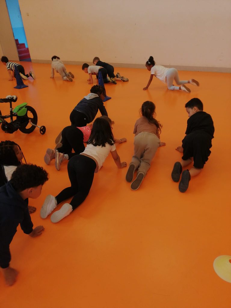 WhatsApp-Image-2026-04-26-at-15.14.00-1-768x1024 A aprender somos felizes (sala verde JI da Mina)