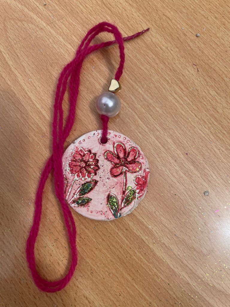 WhatsApp-Image-2026-04-30-at-17.10.07-4-768x1024 🌸 Oficina de Joias em Cerâmica – Dia da Mãe