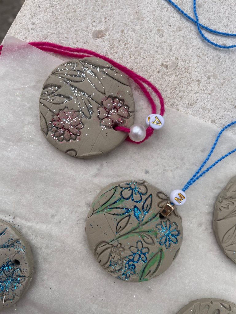 WhatsApp-Image-2026-04-30-at-17.10.07-9-768x1024 🌸 Oficina de Joias em Cerâmica – Dia da Mãe