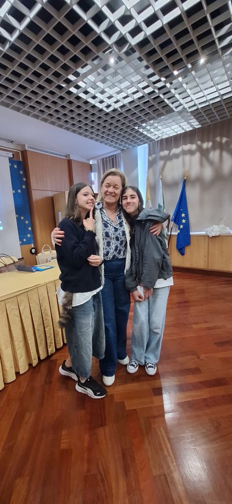 WhatsApp-Image-2026-05-08-at-15.14.00-5-472x1024 Intervenção da Eurodeputada Carla Tavares no AECL - Semana da Europa