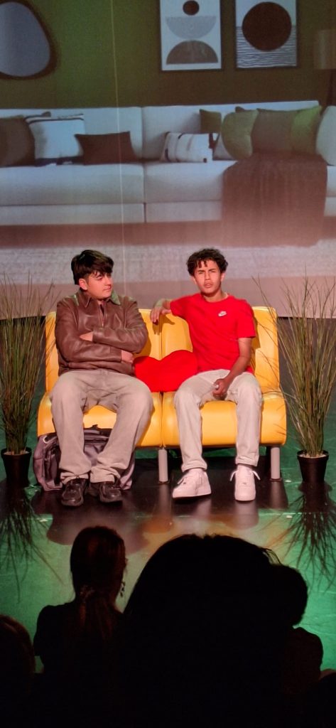 WhatsApp-Image-2026-05-25-at-15.58.05-1-473x1024 XXV.ª Mostra de Teatro, do concelho da Amadora - Socorro…estou a crescer! - Uma Parábola com Pais e Filhos